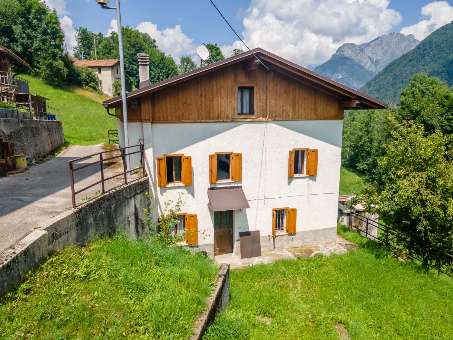 Casa singola da ristrutturare con ampio giardino